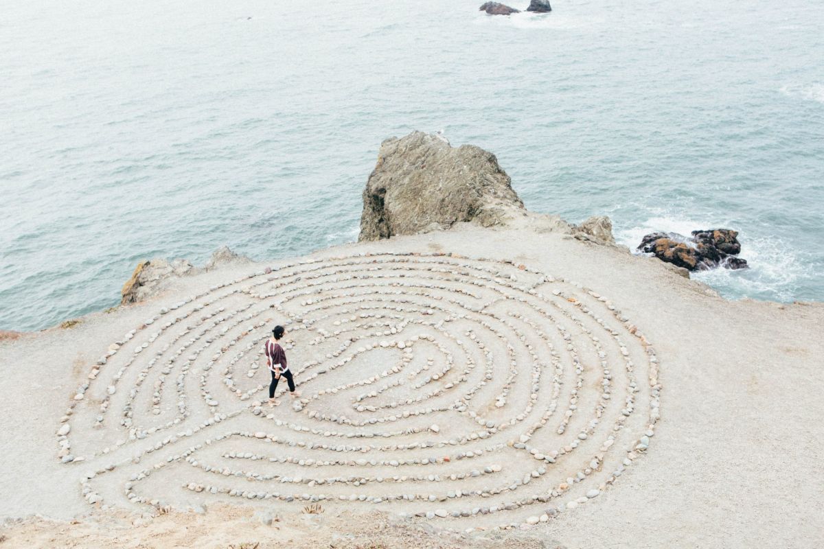 Person läuft zum Ende eines Labyrinths, Strand, Gefühl von Fortschritt, Weite, Klarheit